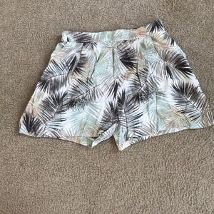 H&M’s Palm Leaf shorts🌞 NWT